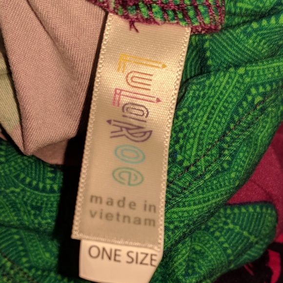 NWOT LULAROE LEAVES ONE SIZE LEGGINGS. - Picture 5 of 7